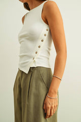 RIBBED S/L BUTTON DETAIL ON THE SIDE TOP